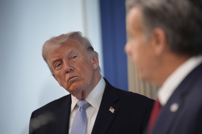 Donald Trump verfolgt ein Briefing zur Lage im Iran, während John Ratcliffe im Weißen Haus die Medien informiert. Foto: epa/Yuri Gripas / Pool
