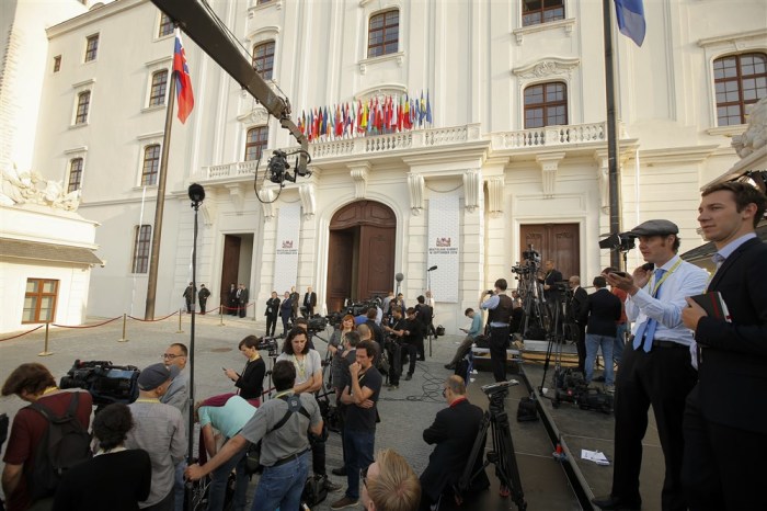 Journalisten stehen vor der Bratislavaer Burg. Foto: EPA/Olivier Hoslet