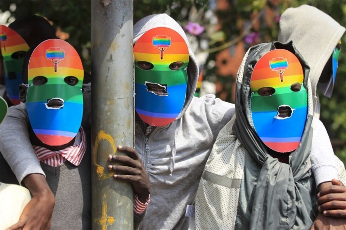 Maskenhafte kenianische Anhänger der LGBT-Gemeinschaft protestieren vor dem ugandischen Hochkommissariat in Nairobi gegen das Anti-Homosexuellen-Gesetz Ugandas. Foto: epa/Dai Kurokawa
