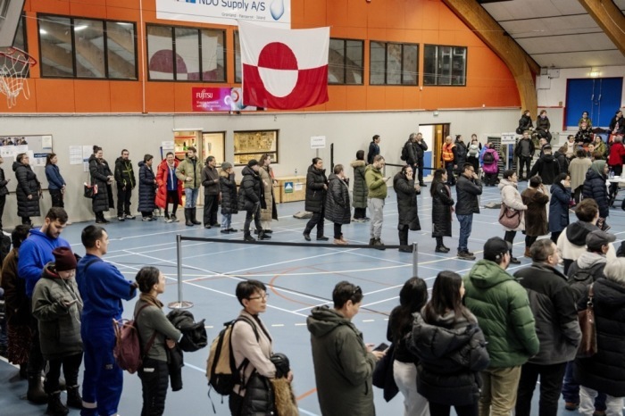 In der Sporthalle Godthaabshallen in Nuuk stehen die Menschen Schlange, um bei der Parlamentswahl zu wählen. Foto: epa/Mads Claus Rasmussen DÄnemark Out