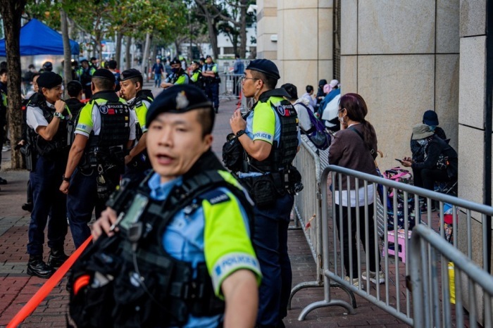 Polizisten sichern das West Kowloon Magistrates’ Court in Hongkong vor der Entscheidung über Berufungen verurteilter Aktivisten. Foto: LEUNG MAN HEI/epa