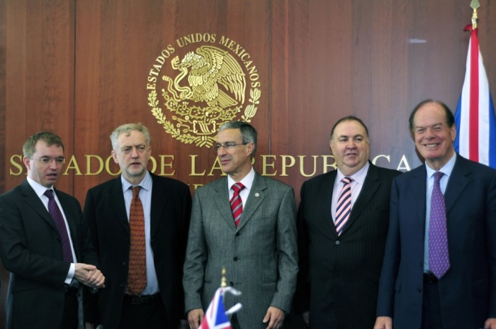 Die Mitglieder der Gruppe der Freunde für das britische Unterhaus Mark Menzies (L) auf dem Bild. Foto: EPA/Sashenka Gutierrez