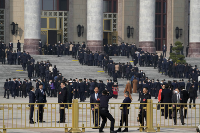Delegierte treffen vor der Großen Halle des Volkes in Peking zu einer Vorbesprechung ein. Chinas Nationaler Volkskongress (NVK), das oberste gesetzgebende Organ des Landes, beginnt am Sonntag seine jährliche Sitzung. Foto: Ng Han Guan/dpa