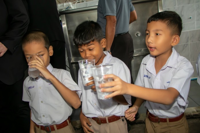 Die Schülerinnen und Schüler probieren erstmals das aufbereitete Trinkwasser aus der neuen Wasserstation an der Pattaya City School 7. Bild: RC Global Pattaya