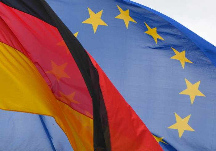 Die Nationalflagge von Deutschland und die Fahne der EU. Deutschland entgeht im Streit um nitratbelastetes Wasser einer Millionenstrafe der EU. Foto: Patrick Pleul/dpa-zentralbild/dpa