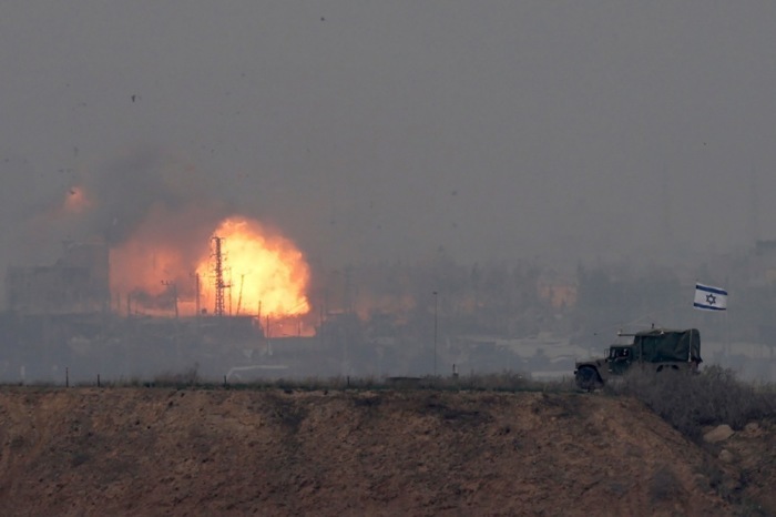 Israels Streitkräfte bewegen sich entlang der zentralen Grenze des Gazastreifens. Foto: epa/Atef Safadi