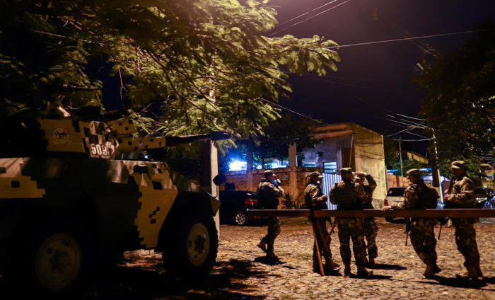 Soldaten bewachen das Eingangstor des Tacumbu-Gefängnisses in Asuncion. Foto: epa/Nathalia Aguilar