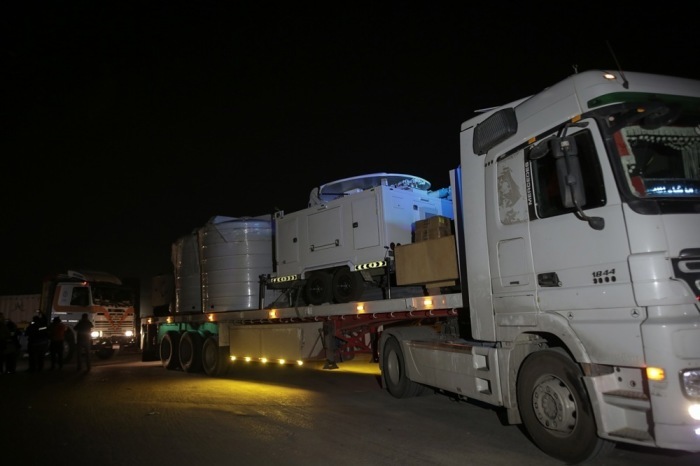 Lastwagen mit medizinischen Hilfsgütern des Roten Halbmonds der Emirate fahren über den Rafah-Übergang im südlichen Gazastreifen ein. Foto: epa/Haitham Imad