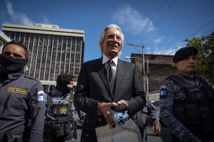 Das guatemaltekische Journalist Jose Ruben Zamora (C) kommt zu einer Anhörung in der guatemaltekischen Justizbehörde in Guatemala Cit. Foto: epa/Wael Hamzeh