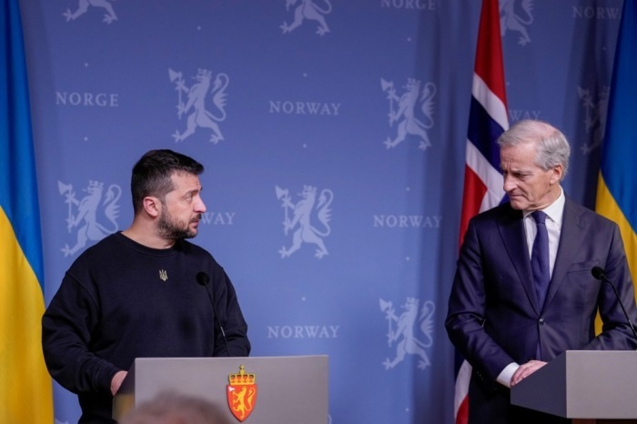 Der ukrainische Präsident Volodymyr Zelensky (L) und der norwegische Premierminister Jonas Gahr Store (R) nehmen an einer Pressekonferenz in der repräsentativen Residenz der Regierung in Oslo teil. Foto: epa/Javad Parsa / Pool