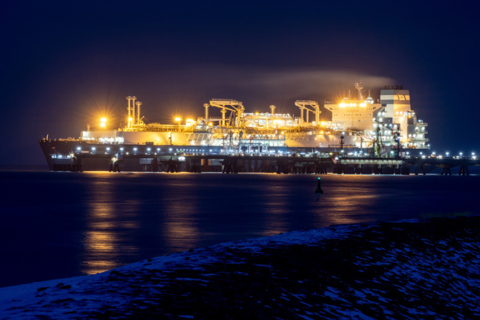 Das Spezialschiff «Höegh Esperanza» liegt am neuen Anleger für das LNG-Terminal im Jadebusen und leuchtet in der Dunkelheit. Foto: Hauke-Christian Dittrich/dpa