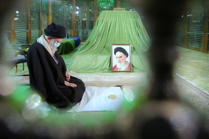 Der iranische Oberste Führer Aayatollah Ali Khamenei beim Gebet am Grab des verstorbenen Gründers der Islamischen Republik Iran. Foto: epa/Ho Handout