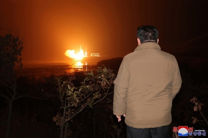 Kim Jong Un, der nordkoreanische Staatschef, überwacht den Start einer Trägerrakete des neuen Typs 