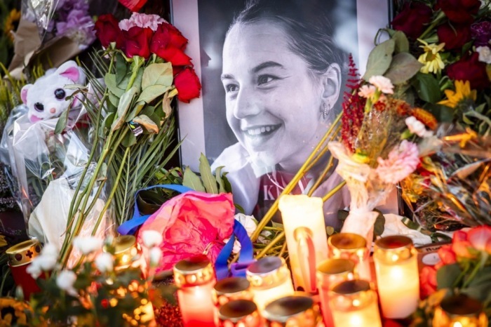 Kerzen erinnern an die Schweizer Radfahrerin Muriel Furrer die nach einem Sturz bei der WM ihren Verletzungen nun erlag. Foto: epa/Michael Buholzer