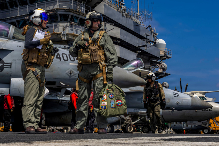 Kapitän Daniel Keeler bereitet sich an Bord des Flugzeugträgers USS Abraham Lincoln auf einen Hubschrauberflug im Indischen Ozean vor. Foto: US Navy/Ap/dpa