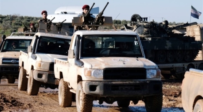 Türkische Streitkräfte und Mitglieder der von der Türkei unterstützten Freien Syrischen Armee entfernen sich etwa 10 km von der Stadt Manbidsch in Nordsyrien. Foto: epa/Str