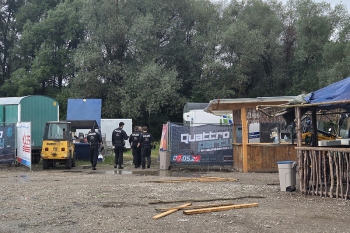 Polizisten sichern nach einer Messerattacke auf einem Dorffest in Egling den Tatort. Dabei wurden acht Menschen verletzt. Foto: Dominik Stallein/Münchner Merkur/dpa