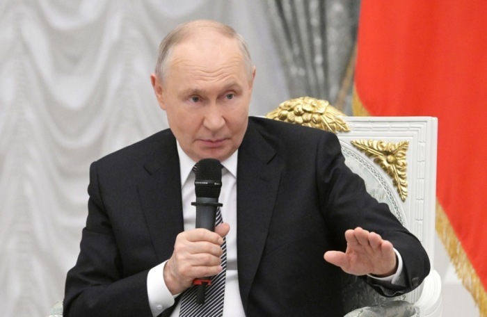 Wladimir Putin trifft im Kreml Teilnehmer des russischen Ausbildungsprogramms „Time of Heroes“ in Moskau. Foto: EPA/Alexei Nikolsky/kremlin Pool