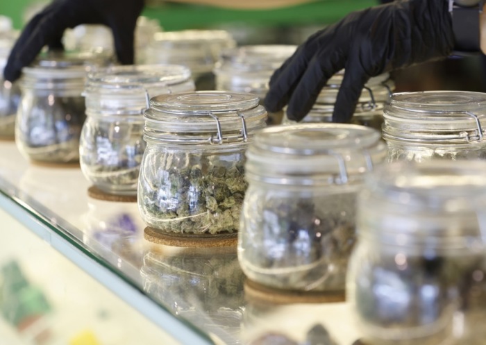 Cannabisblüten in einem Fachgeschäft: Für den Verkauf ist künftig eine ärztliche Verschreibung erforderlich. Foto: epa-efe/Narong Sangnak