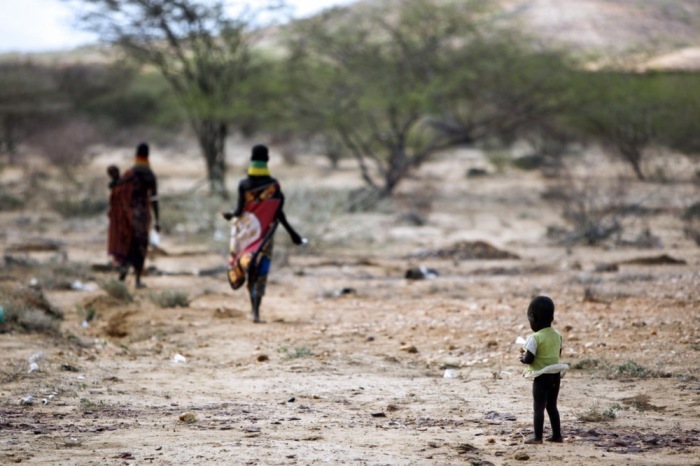 Ein Turkana-Junge bleibt kurz stehen, als er seiner Mutter folgt. Foto: epa/Dai Kurokawa