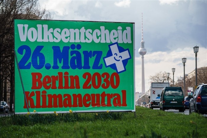 Kampagnenplakate für das bevorstehende Berliner Klima-Referendum. Foto: epa/Clemens Bilan