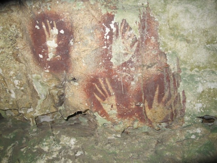 Ein Handabdruck in einer Höhle auf Sulawesi gilt Forschern zufolge als älteste bekannte Höhlenkunst der Welt. Foto: Ahdi Agus Oktaviana/Griffith University/dpa