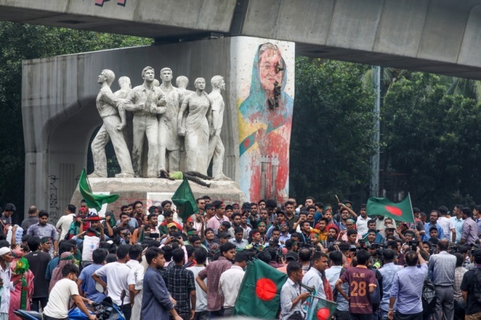 Aktivistinnen und Aktivisten der studentischen Anti-Diskriminierungs-Bewegung protestieren in Dhaka. Foto: epa/Monirul Alam