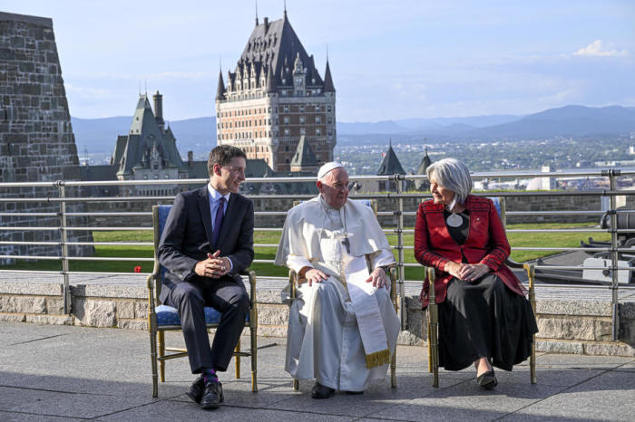 Der kanadische Premierminister Justin Trudeau (L) und die kanadische Generalgouverneurin Mary Simon (R) empfangen Papst Franziskus (C) in der Zitadelle von Quebec City. Foto: epa/Ciro Fusco
