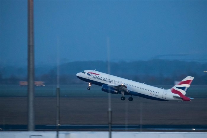 Eine British Airways (BA) Maschine nach London hebt vom Flughafen Berlin Brandenburg (BER) in Berlin ab. Foto: epa/Hayoung Jeon