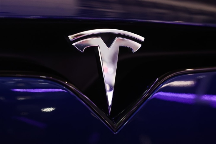 das Logo des US-Automobilherstellers Tesla auf einem Fahrzeug während der Eröffnung des Brüsseler Autosalons 2023 in Brüssel. Foto: epa/Stephanie Lecocq
