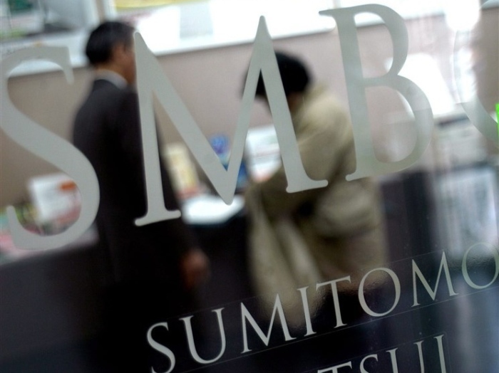 Kunden aus Japan warten in einer Filiale der Sumitomo Mitsui Bank in Tokio. Foto: epa/Andy Rain