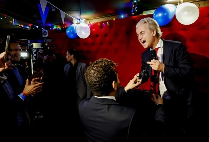 Der PVV-Vorsitzende Geert Wilders (R) reagiert auf die Ergebnisse der Wahlen zur Abgeordnetenkammer in Scheveningen. Foto: epa/Remko De Waal