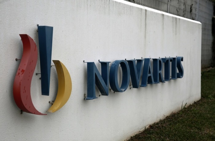 Ein Logo am Sitz von Novartis Hellas nach einem Angriff der anarchistischen Gruppe Rouvikonas auf die Zentrale mit Farbe. Foto: epa/Simela Pantzartzi