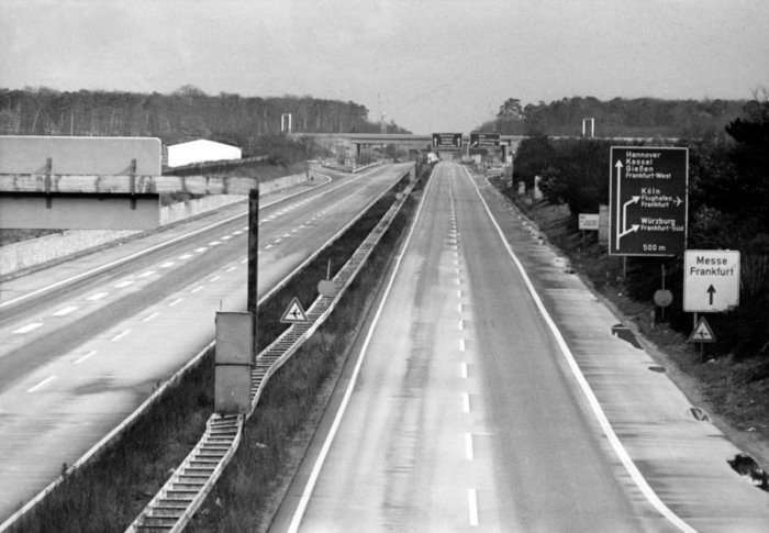 Blick auf eine leere Autobahn. Wegen der Ölkrise wurde damals zum ersten Mal ein sonntägliches Fahrverbot verhängt. Foto: dpa