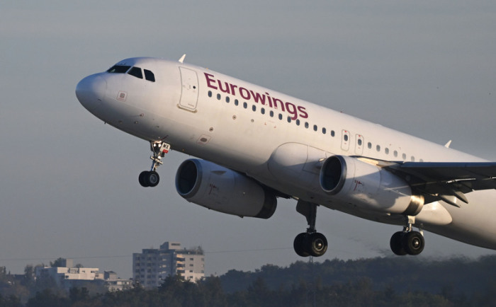 Ein Maschine der Fluggesellschaft Eurowings startet am Flughafen Stuttgart. Foto: Marijan Murat/dpa