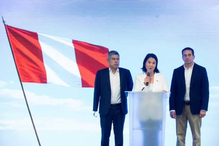 Eine Präsidentschaftskandidatin spricht bei einer Pressekonferenz in Lima nach der ersten Runde der Wahlen.