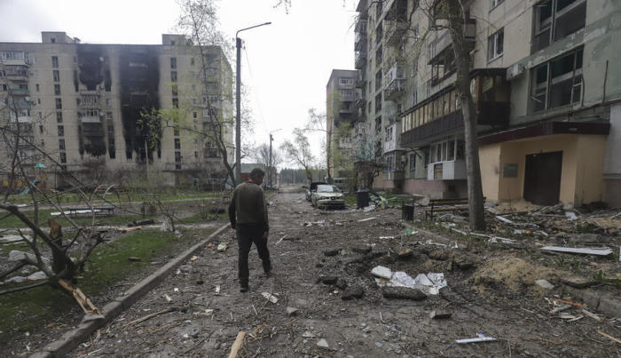 Ein Mann geht an einem Wohnhaus vorbei, das bei einem Beschuss in Sewerodonezk, nordwestlich von Luhansk, beschädigt wurde. Foto: epa/Str
