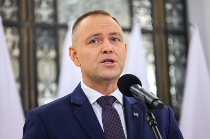 Polens Präsident Karol Nawrocki spricht auf einer Pressekonferenz im Sejm in Warschau über zentrale außenpolitische Fragen Foto: epa/Albert Zawada