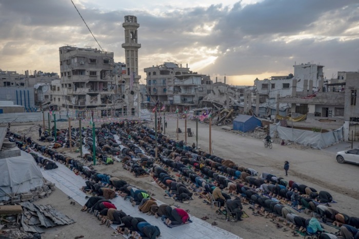 Palästinenser verrichten das Eid-al-Fitr-Gebet inmitten der Trümmer der zerstörten Al-Yarmouk-Moschee in Gaza-Stadt. Foto: epa/Mohammed Saber