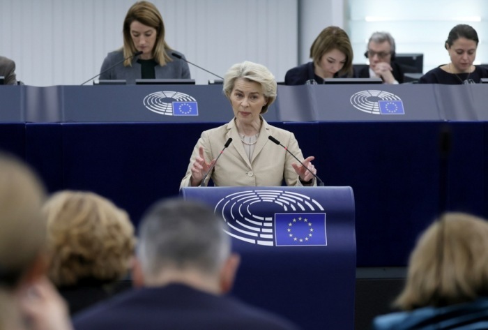 Die Präsidentin der Europäischen Kommission Ursula von der Leyen spricht während einer Debatte über Europäische Sicherheit und Verteidigung im Europäischen Parlament. Foto: epa/Ronald Wittek