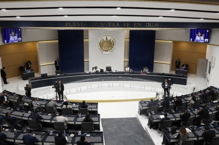 Abgeordnete in San Salvador beraten über einen Vorschlag der Regierungspartei zur unbegrenzten Wiederwahl des Präsidenten. Foto: epa/Rodrigo Sura