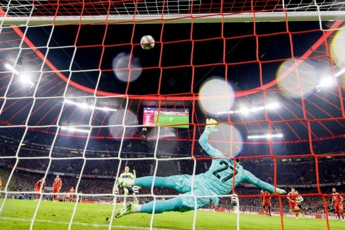 Erich Haaland (C) von Manchester City scheitert mit einem Elfmeter an Torhüter Yann Sommer von Bayern München. Foto: epa/Ronald Wittek
