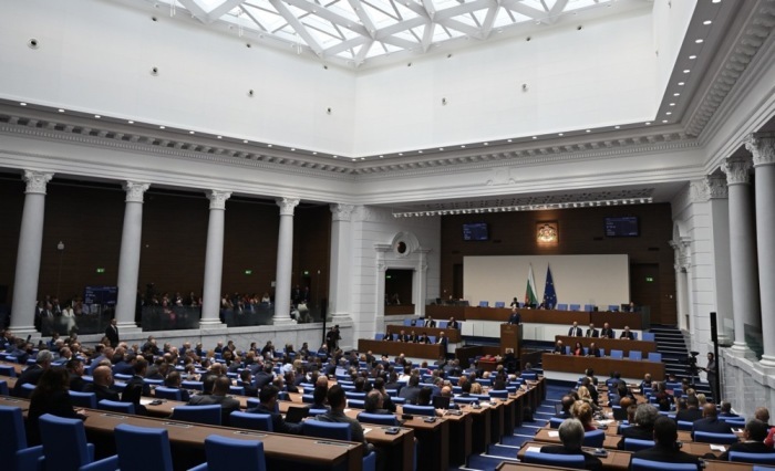 Blick in den Saal des bulgarischen Parlaments während der Abstimmung über die neue Regierung in Sofia. Foto: epa/Vassil Donev