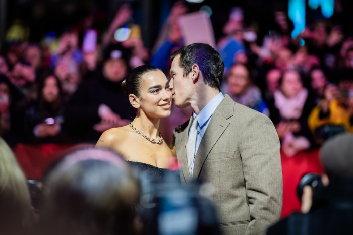 Dua Lipa und Callum Turner posieren bei der Berlinale-Premiere von «Rosebush Pruning» auf dem roten Teppich in Berlin. Archivfoto: dpa/Christoph Soeder