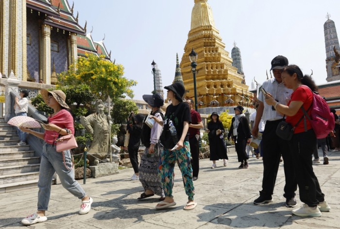 Chinesische Touristen auf Besichtigungstour in Bangkok. Foto: epa-efe/Narong Sangnak