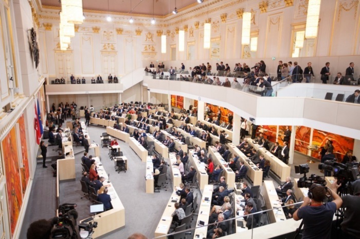 Überblick während einer Parlamentssitzung im provisorischen Parlamentsgebäude in der Hofburg in Wien. Foto: epa/Florian Wieser