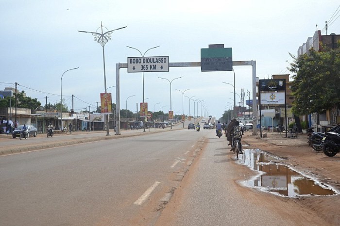 Eine beinahe menschenleere Straße in Ouagadougou, Burkina Faso. Foto: epa/Assane Ouedraogo