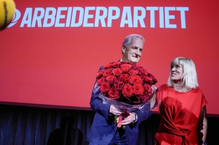 Norwegens Premier Jonas Gahr Støre nimmt mit Parteisekretärin Kari-Anne Opsal an der Wahlparty der Arbeiterpartei teil. Foto: epa/Javad Parsa