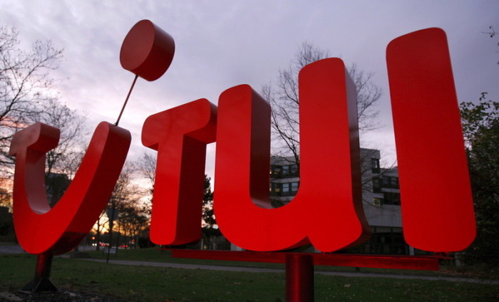 Das Logo von Europas größtem Reisekonzern TUI in Hannover. Foto: epa/Jochen Luebke