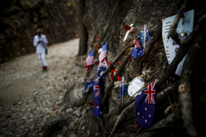Australische Flaggen, Blumen und Botschaften wurden zum Gedenken an die Toten am Hellfire-Pass-Abschnitt der Thailand-Burma-Eisenbahn niedergelegt. Foto: epa/Diego Azubel